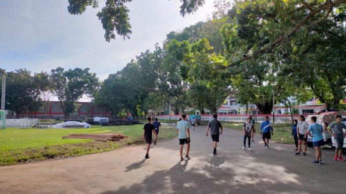 Aktivitas warga Manado yang sedang berolahraga jogging di lapangan KONI Sario, Manado, Sulawesi Utara, Kamis (13/10/2022).