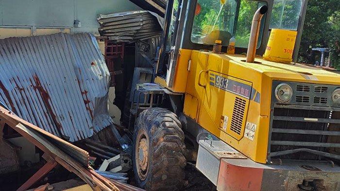 Alat berat tabrak rumah warga di Kecamatan Bunaken Kota Manado, Jumat 1 Maret 2024.