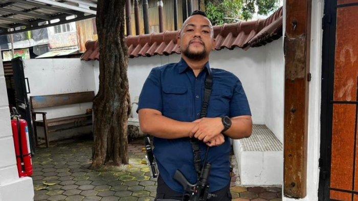 Almarhum Brigadir Ridhal Ali Tomo anggota satlantas Polresta Manado Sulawesi Utara semasa hidup. Ia ditemukan tewas dengan luka tembak di kepala dalam sebuah mobil mewah Toyota Alpard hitam B-1544 QH, di Jakarta Selatan.