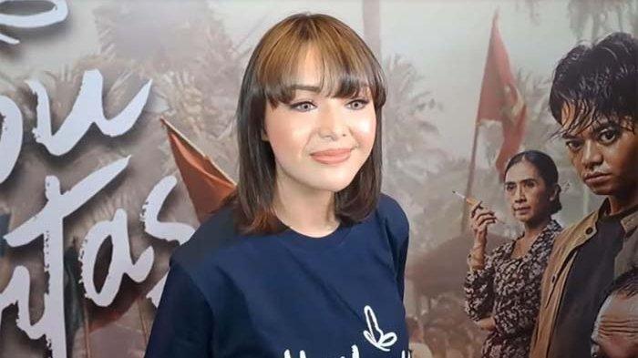 Amanda Manopo saat ditemui di XXI Epicentrum, kawasan Kuningan Jakarta Selatan, Senin (29/1/2024). Wajah artis Amanda Manopo belakangan terlihat berbeda terutama bibir dan dagunya yang terlihat lebih lancip arau tirus. Perubahan fisik wajah artis Amanda Manopo ini kemudian memunculkan spekulasi sang artis melakukan operasi plastik.