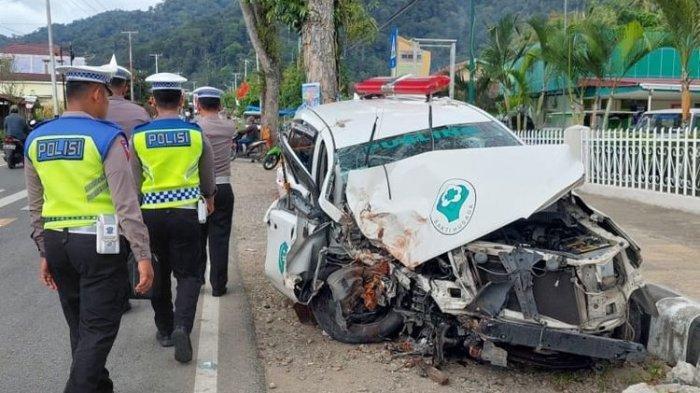 Ambulans milik Dinkes Padang Sidempuan rusak akibat tabrak pohon di Pasaman, Sumbar, Senin (10/7/2023)