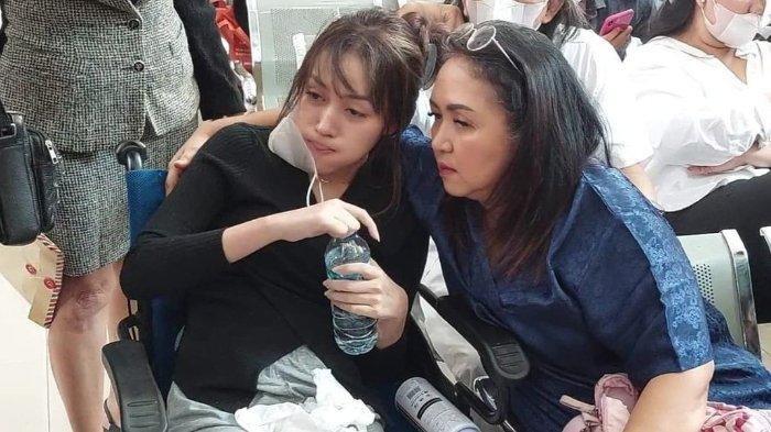 Anastasia Pretya Amanda saat duduk di ruang sidang Pengadilan Negeri Jakarta Selatan, Selasa (4/7/2023)