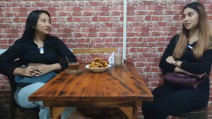 Anggie Pantouw (kanan) Nona Manado yang Jadi Pedagang Ayam Potong.