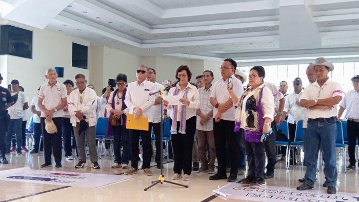 AKSI DAMAI - Anggota Gerakan Reformasi GMIM saat berada di Kantor Sinode GMIM (Rabu 11/6/2025). Ini daftar 14 tuntutan untuk sinode GMIM
