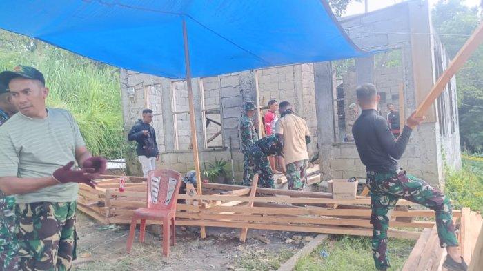 Anggota Rindam XIII Merdeka dan Kodim 1302 Minahasa langsung melakukan pembenahan di rumah warga yang dibakar oleh salah satu oknum anggota TNI.
