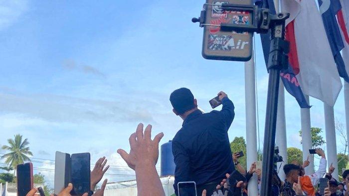 Anies Baswedan menyapa ratusan pendukungnya di Nasdem Tower Kota Manado, Sulawesi Utara, Selasa (6/2/2024).