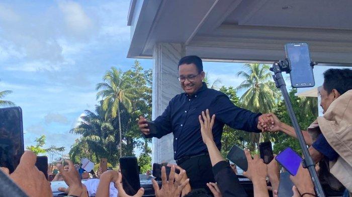 Anies Baswedan menyapa ratusan pendukungnya di Nasdem Tower Kota Manado, Sulawesi Utara, Selasa (6/2/2024).