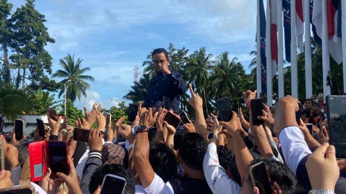 Anies Baswedan menyapa ratusan pendukungnya di Nasdem Tower Kota Manado, Sulawesi Utara, Selasa (6/2/2024).