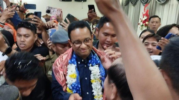 Calon Presiden nomor urut 1 Anies Baswedan tiba di Kota Manado Sulawesi Utara, Senin (5/2/2024) (Foto: Rhendi Umar)