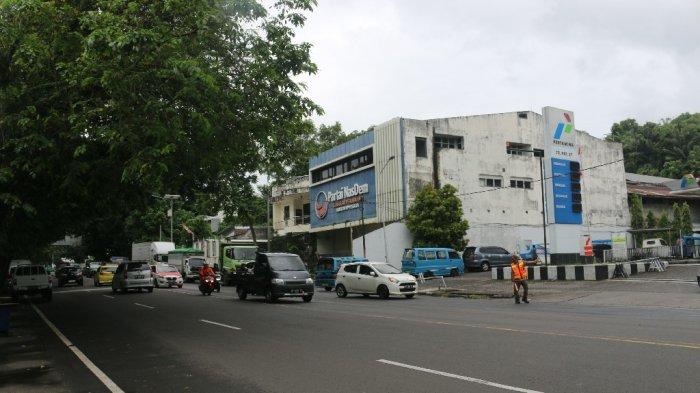 Antrean Panjang di SPBU Kairagi Weru, Kecamatan Paal Dua, Manado, Sulawesi Utara, Selasa (2/4/2024).
