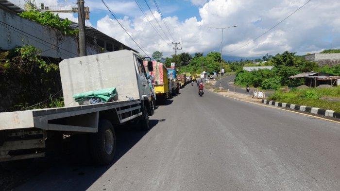 Antrean Solar di SPBU Jalan Ring Road Manado Sulawesi Utara, Selasa (18/6/2024).