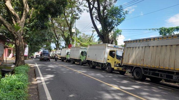 Antrean kendaraan di seputaran SPBU Manado - Bitung, Sulawesi Utara.