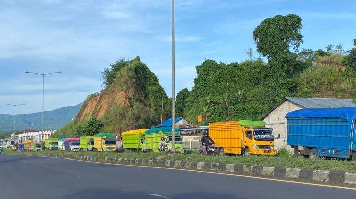 Antrean panjang terjadi di SPBU Ringroad Satu Sulawesi Utara, truk dan bus mengular ratusan meter