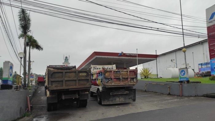 Antrean truk diesel di SPBU Kairagi Politeknik Manado, Jumat (7/6/2024).