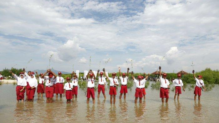 Antusiasme para pelajar Sekolah Dasar (SD) yang turut serta dalam aksi melestarikan lingkungan dengan melakukan penanaman mangrove yang merupakan salah satu program Tanggung Jawab Sosial dan Lingkungan (TJSL) PLN Peduli di kawasan konservasi Pasarbanggi, Rembang, Jawa Tengah. Total seluas 65 hektar wilayah di pesisir Jawa Tengah akan di tanami magrove kerja sama antara PLN bersama Pemerintah Provinsi.