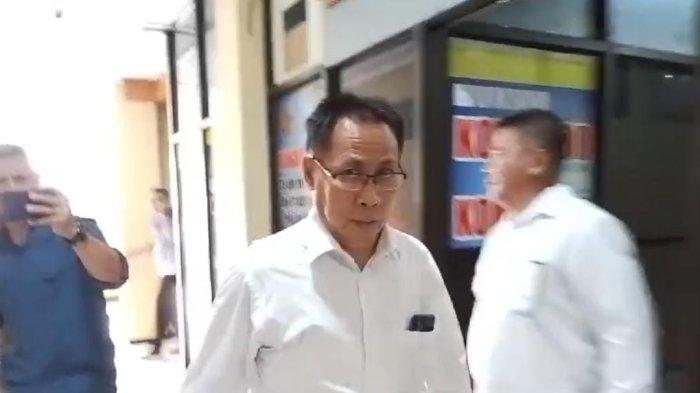 Arthur Muntu saat berada di Polda Sulut. Dia diperiksa dalam tahap penyidikan dugaan korupsi dana hibah ke Sinode GMIM.