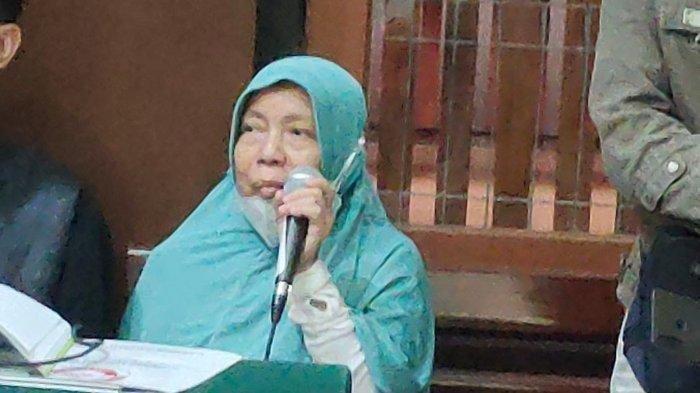 Asfiyatun (60) menangis saat divonis 5 tahun penjara saat sidang di Pengadilan Negeri Surabaya, Rabu (26/7/2023).