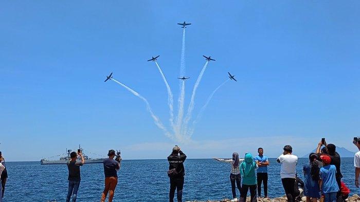 Atraksi Pesawat F-16 di HUT ke-59 Sulawesi Utara
