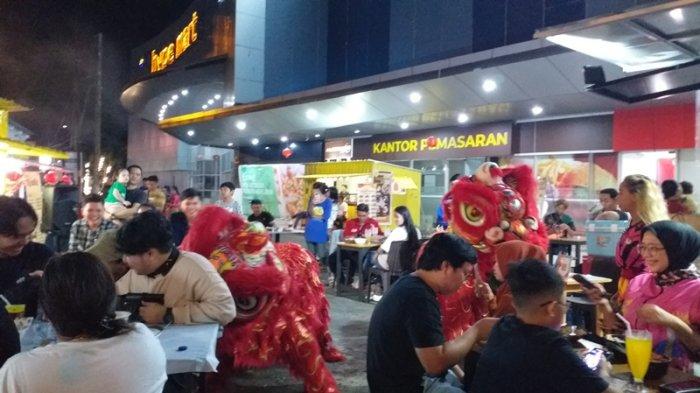 Atraksi barongsai oleh Barongsai Macan Putih Paal Dua di Avenue of the Stars Lippo Plaza Kairagi, Manado, Sulawesi Utara, beberapa waktu lalu.