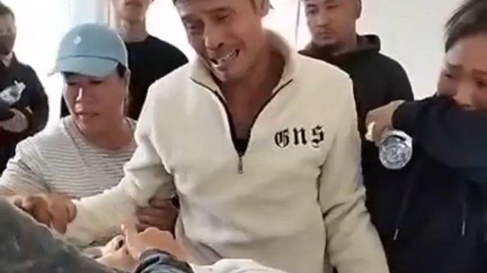 KORBAN PENEMBAKAN - Ayah Fernando Tongkotow, korban penembakan di tambang emas ilegal Kabupaten Mitra saat melihat anaknya, Senin 10 Maret 2025 di RS Ratatotok.