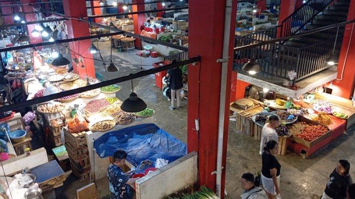 BAHAN POKOK: Suasana di Pasar Bersehati Kota Manado Sulawesi Utara, Minggu (16/3/2025). Saat ini harga cabai rawit dan tomat lagi turun harga.
