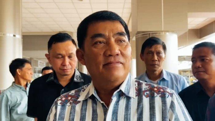 BERALIH: Gubernur Sulut terpilih Yulius Selvanus Komaling sebelum terbang ke Jakarta, Senin (3/2/2025). Yulius Komaling menjelaskan jika seminggu yang lalu dirinya tatap muka dengan dinas-dinas di Pemprov Sulawesi Utara.