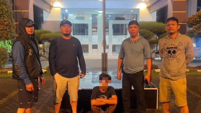 PEMBUNUHAN: BIP (14) saat diamankan polisi. BIP adalah remaja yang melakukan pembunuhan di Manado, Sulawesi Rabu malam (21/5), sekitar pukul 22.40 Wita.