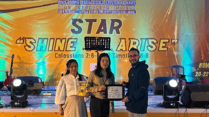 BRMK XXXV BKK Fisip Unsrat (Kiri Ketua BKK Fisip 2024 Angela Rumagit, Tengah Ketua Pengarah BRMK 35 Erlina Langi, Kanan Pembicara KKR Christofer Tapiheru) aaat penyerahan cenderamata dan sertifikat, Tomohon, (21/9/2024)
