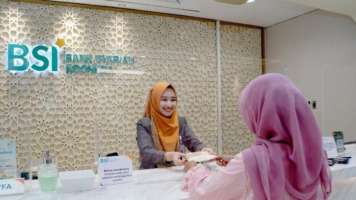 Petugas layanan PT Bank Syariah Indonesia Tbk (BSI) sedang melayani transaksi nasabah di Kantor Cabang The Tower.