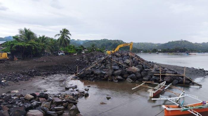 PROYEKL: Proyek pembangunan pengaman pantai atau pemecah ombak di Kelurahan Ranoyapo, Kecamatan Amurang, Minahasa Selatan (Minsel) Sulawesi Utara (Sulut), Kamis 10 Juli 2025. Ini penjelasanBalai Wilayah Sungai (BWS) Sulawesi