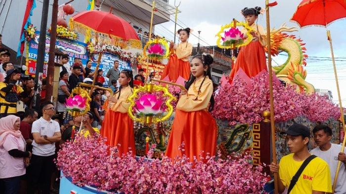Anak - anak yang didandani mirip dewa dan dewi Cina di Cap Go Meh, Sabtu (24/2/2024) di kampung Cina, Manado, Sulawesi Utara.