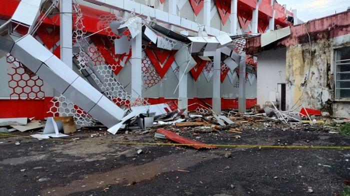 Bagian eksterior gedung Hall B KONI Manado yang roboh