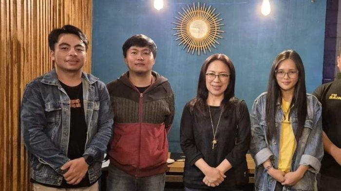 Foto Miky Wenur bersama Para Seniman Muda di Kota Tomohon Sulawesi Utara