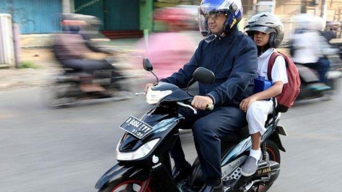 Bakal Capres Anies Baswedan mengunggah kembali foto lamanya ketika mengantar sang anak sekolah di hari pertama.