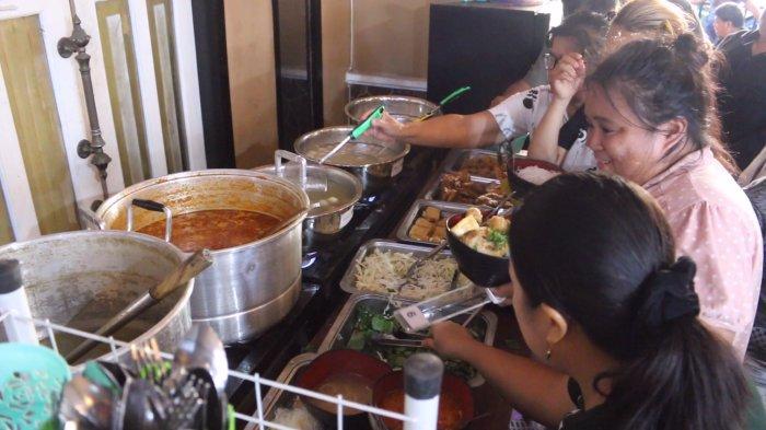 Bakso viral di Perumahan Griya Paniki Indah (GPI), Jalan Boulevard Raya Blok A Nomor 11 Perumahan GPI, Kelurahan Kima Atas, Kecamatan Mapanget, Manado, Sulawesi Utara, Senin (8/4/2024).