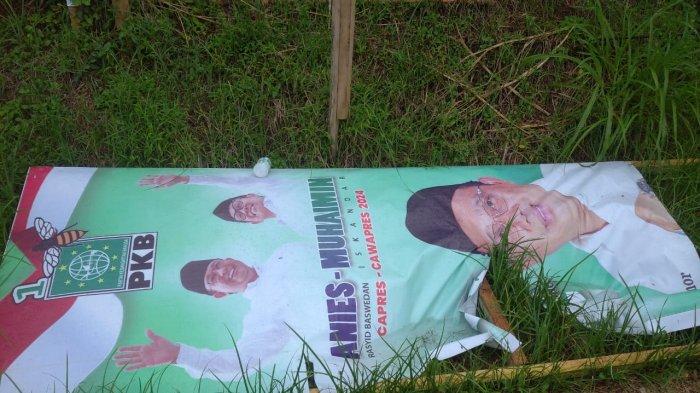 Baliho Rusak di Jalan AA Maramis Manado Sulawesi Utara, Minggu (14/1/2024)