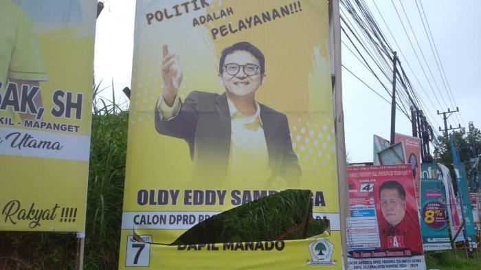 Baliho Rusak di Jalan AA Maramis Manado Sulawesi Utara, Minggu (14/1/2024)