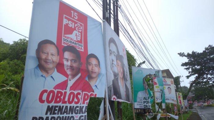 Baliho dalam Kondisi Rusak di Jalan AA Maramis Manado Sulawesi Utara, Minggu (14/1/2024)
