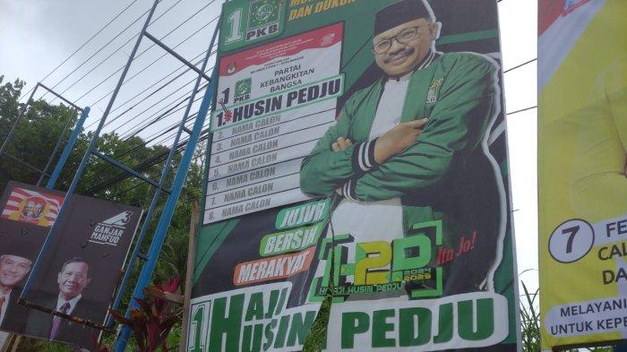 Baliho dalam Kondisi Rusak di Jalan AA Maramis Manado Sulawesi Utara, Minggu (14/1/2024)