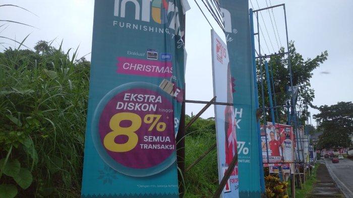 Baliho Rusak di Jalan AA Maramis Manado Sulawesi Utara, Minggu (14/1/2024)