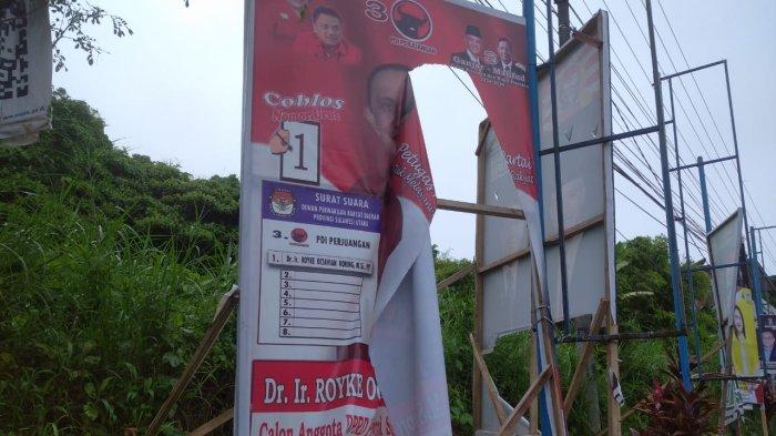 Baliho dalam Kondisi Rusak di Jalan AA Maramis Manado Sulawesi Utara, Minggu (14/1/2024)