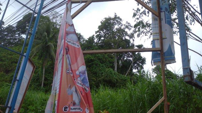 Baliho dalam Kondisi Rusak di Jalan AA Maramis Manado Sulawesi Utara, Minggu (14/1/2024)