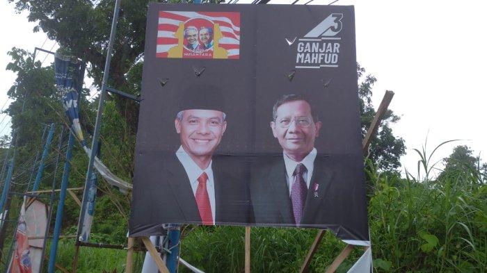 Baliho dalam Kondisi Rusak di Jalan AA Maramis Manado Sulawesi Utara, Minggu (14/1/2024)