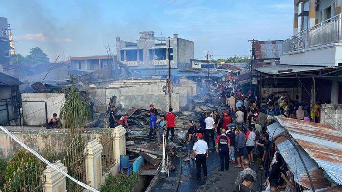 Bangunan rumah warga dan lapak jualan pedagang di pasar Girian, Bitung, Sulawesi Utara, yang terbakar pada hari Rabu (22/5/2024).