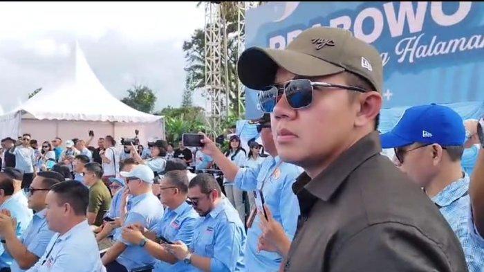 Banyak kaum hawa yang datang ke lapangan KONI Manado untuk melihat Mayor Teddy.