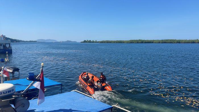 PENCARIAN - Petugas Basarnas bergerak dari pelabuhan Munte, Minahasa Utara, Sulawesi Utara, Kamis 24 Juli 2025. Melakukan pencarian dua korban kebakaran KM Barcelona VA yang belum ditemukan.