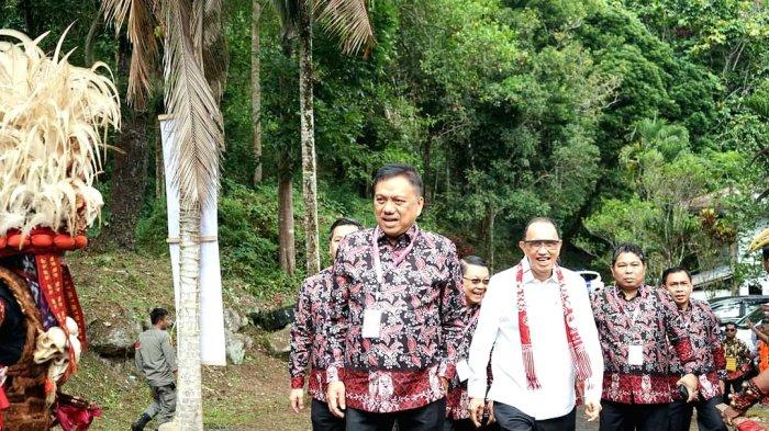 Bupati Minahasa, Royke Octavian Roring, yang juga selaku Ketua Komisi PKB Sinode AM Gereja-Gereja (SAG) Sulutteng mengikuti pembukaan Pertemuan Raya Konas XVI FK PKB PGI di Basecamp Tonsaru, Tondano, Minahasa, Sulawesi Utara, Rabu (6/9/2023).