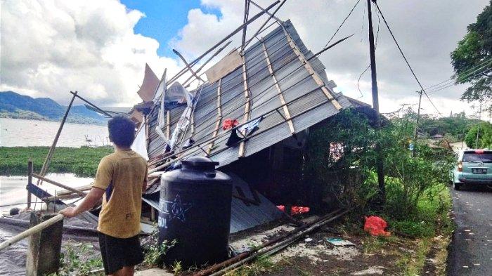 Beberapa rumah warga di Kelurahan Peleloan, Kecamatan Tondano Selatan, Minahasa, terdampak angin puting beliung.