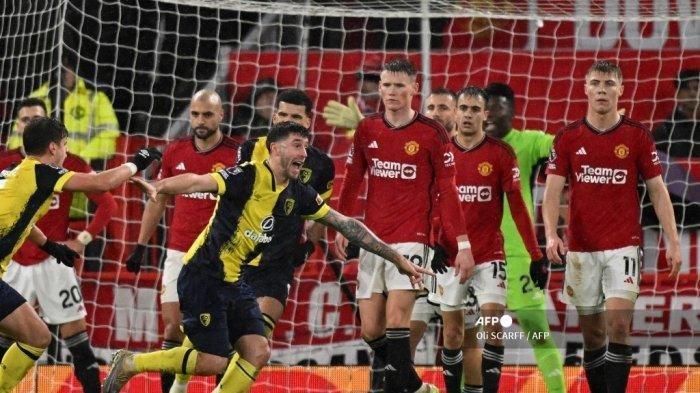 Bek Bournemouth asal Argentina #25 Marcos Senesi (tengah) merayakan setelah mencetak gol ketiga mereka selama pertandingan sepak bola Liga Premier Inggris antara Manchester United dan Bournemouth di Old Trafford di Manchester, barat laut Inggris, pada 9 Desember 2023.
