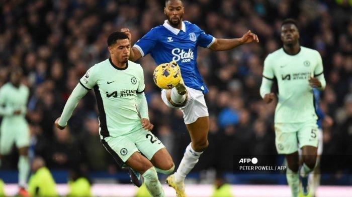 Bek Chelsea Inggris #26 Levi Colwill (Kiri) berebut bola dengan bek Chelsea Inggris #14 Trevoh Chalobah selama pertandingan sepak bola Liga Premier Inggris antara Everton vs Chelsea di Goodison Park di Liverpool, barat laut Inggris pada 10 Desember 2023.